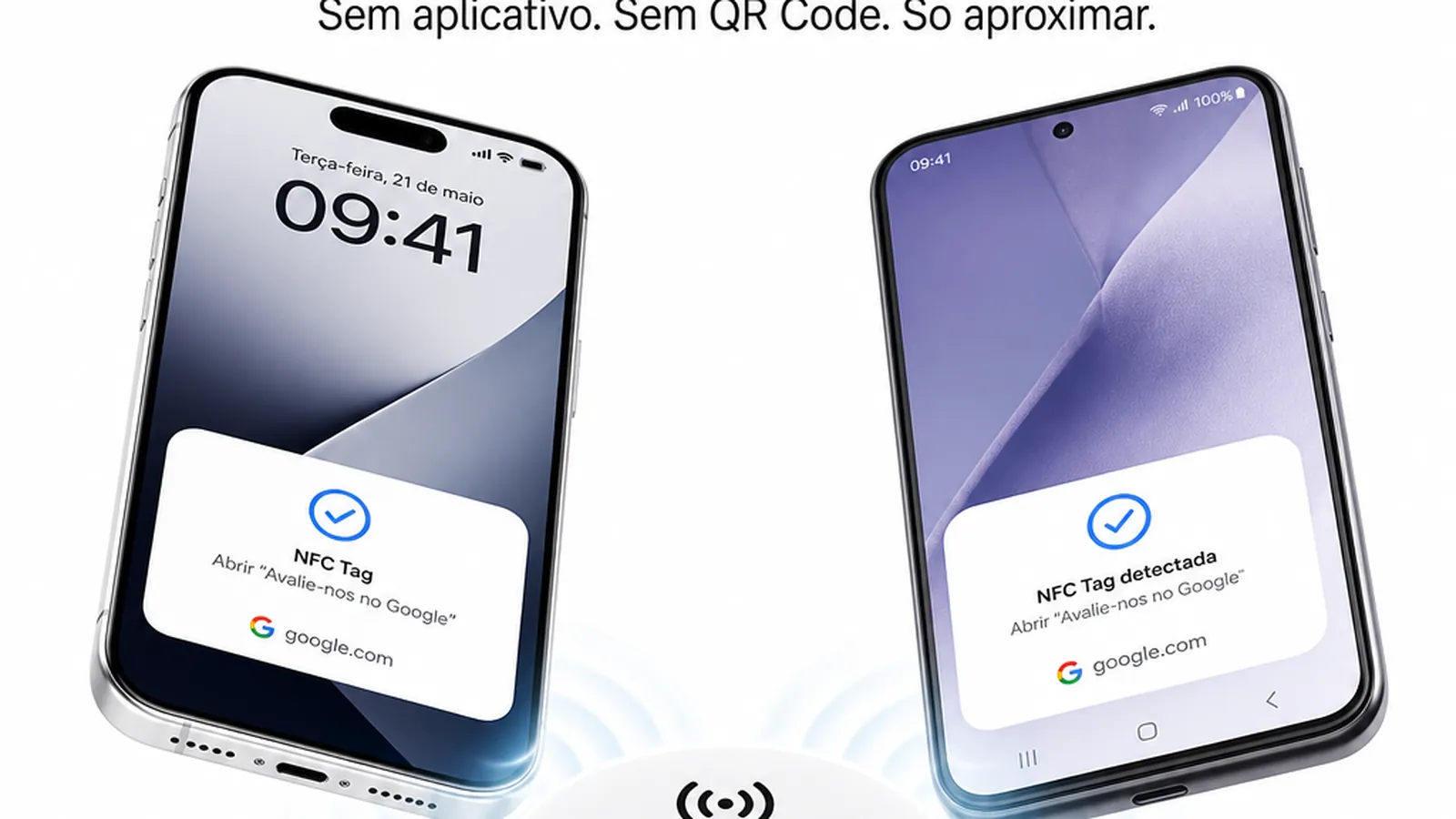 Mesa de restaurante com suporte de QR Code e placa NFC lado a lado